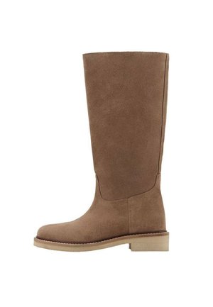 Bota de ante marrón hasta la rodilla con un acabado suave, punta redonda, suela plana y detalles de costura mínimos para un diseño limpio.