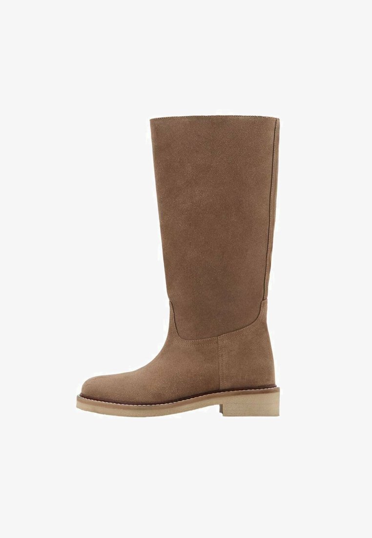 Brązowe zamszowe botki do kolan o gładkim wykończeniu, okrągłym nosku, płaskiej podeszwie i minimalnych detalach szwów dla czystego designu.