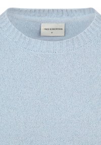 Lichtblauwe gebreide trui, ronde halslijn, gestructureerde stof, geribbelde boorden en zoom, geen zichtbare patronen of accenten, label: "NO EXCESS," maat M.