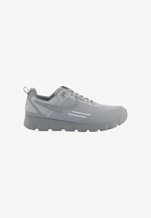 Des chaussures de sport gris clair présentent une tige en maille, des accents texturés, une semelle rembourrée et un système de laçage avec une languette au talon.