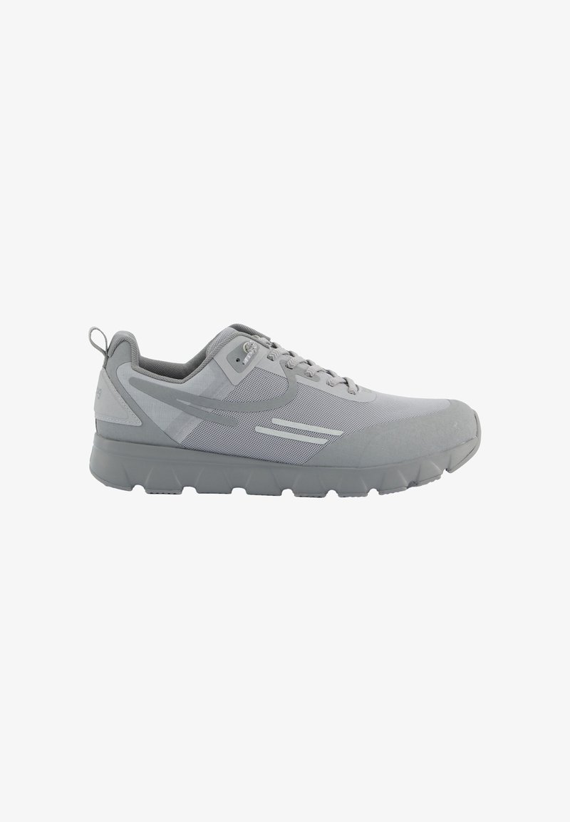 Des chaussures de sport gris clair présentent une tige en maille, des accents texturés, une semelle rembourrée et un système de laçage avec une languette au talon.