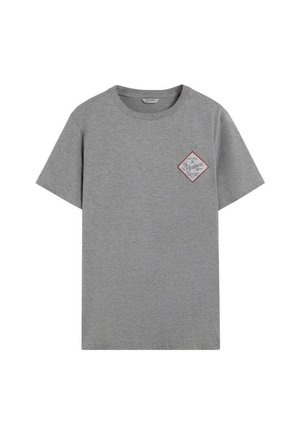 Grijze katoenen T-shirt met ronde hals, voorzien van een diamantvormig wit en rood logo op de linkerborst. Korte mouwen, ontspannen pasvorm.