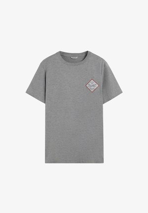 Grijze katoenen T-shirt met ronde hals, voorzien van een diamantvormig wit en rood logo op de linkerborst. Korte mouwen, ontspannen pasvorm.