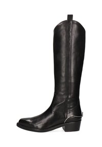 Czarny, skórzany kozak do kolan z zaokrąglonym noskiem, ozdobnym przeszyciem, pętlą do zakładania i metalicznym akcentem na obcasie.