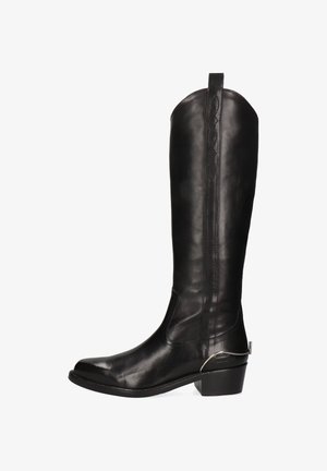 Czarny, skórzany kozak do kolan z zaokrąglonym noskiem, ozdobnym przeszyciem, pętlą do zakładania i metalicznym akcentem na obcasie.