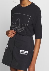 adidas Originals T-shirt med print - black