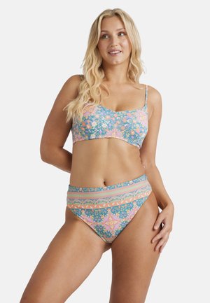 Bikini de dos piezas con un estampado floral. La parte superior presenta tirantes finos y un corte recto. La parte inferior tiene una cintura alta con una banda de estampado en contraste.
