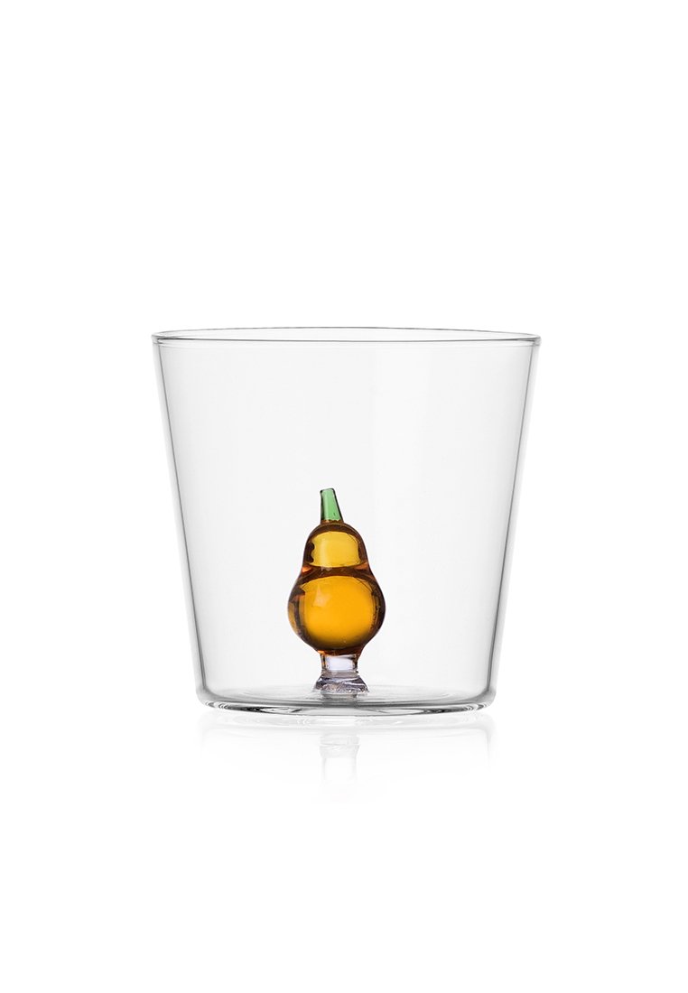 Przezroczysty szklany kubek o zaokrąglonym kształcie. Zawiera małą szklaną figurkę w kształcie gruszki w kolorach bursztynowym i zielonym u podstawy.