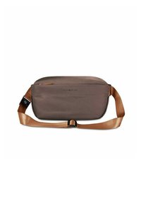 Hnědá látková crossbody taška s plochým designem, nastavitelným krémovým popruhem, jemným logo a zipovou kapsou na zadní straně.