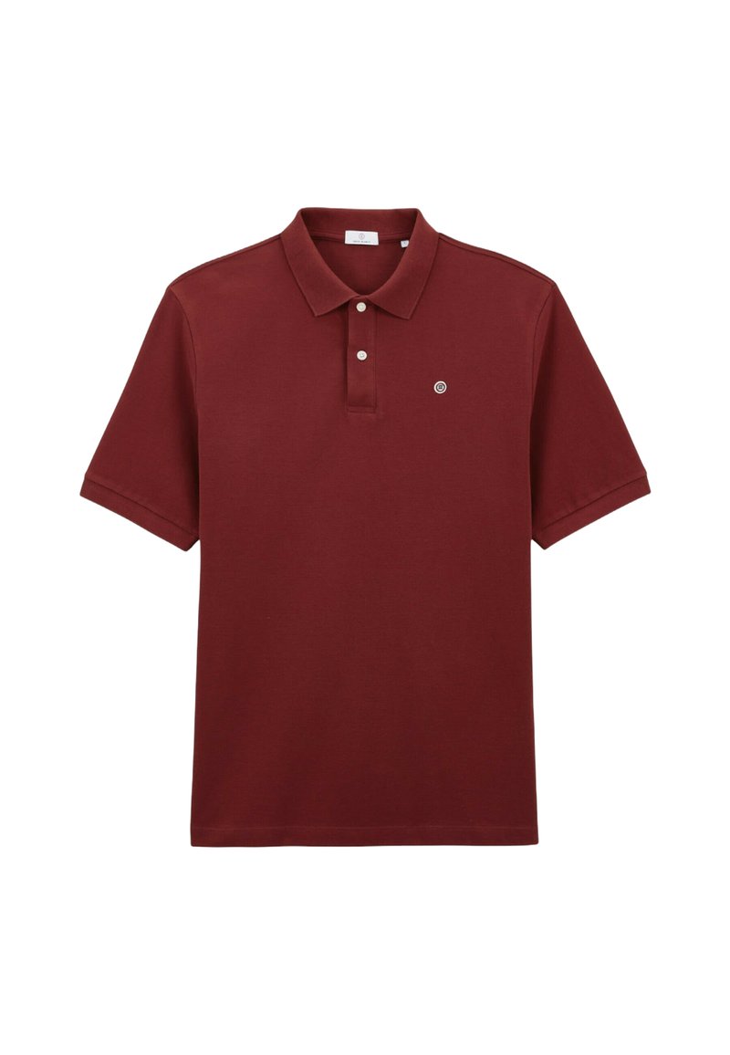 Polo à manches courtes couleur bordeaux avec deux boutons blancs et un petit logo circulaire sur la poitrine gauche, sur fond blanc.