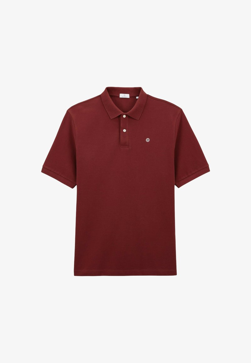 Polo à manches courtes couleur bordeaux avec deux boutons blancs et un petit logo circulaire sur la poitrine gauche, sur fond blanc.
