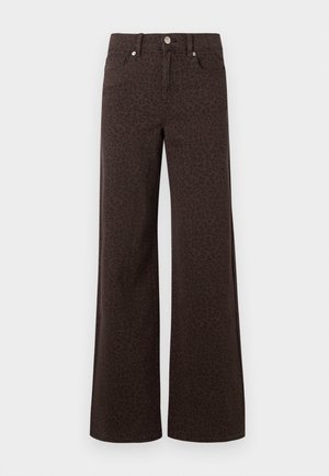 Jean large marron avec un motif léopard subtil, fabriqué en denim avec une texture lisse et un design classique à cinq poches.