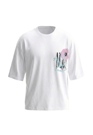Hvid oversize T-shirt med korte ærmer, der har et abstrakt sort, blåt og pink grafitti-design på venstre brystområde.