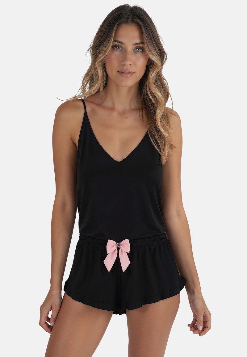 Ensemble de nuit noir comprenant un haut sans manches avec un décolleté en V et un short ample avec un détail de nœud rose à la taille. Texture de tissu doux.