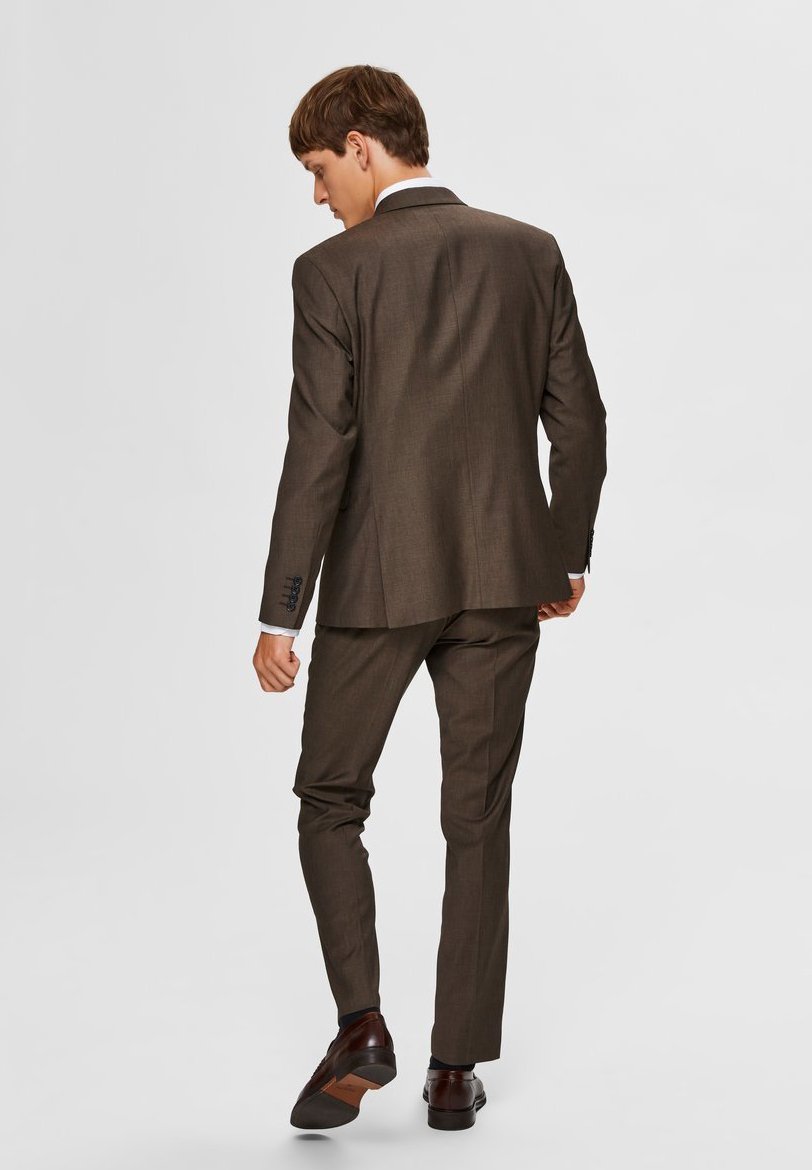 costume gris chaussure camel