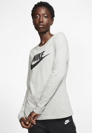Grijze katoenen t-shirt met lange mouwen, gekenmerkt door een groot zwart Nike-logo over de borst, ronde halslijn en rechte zoom.