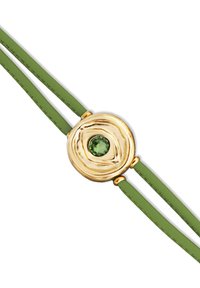 Bracelet en cuir vert avec un centre circulaire doré texturé, orné d'une pierre précieuse verte ronde. Design simple et élégant.