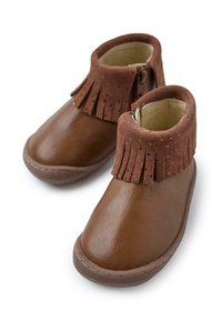 Botas de cuero marrón hasta el tobillo con un cuello de ante con flecos. Punta redondeada, detalle de costura y cremallera lateral para facilitar el uso. Forro interior suave.