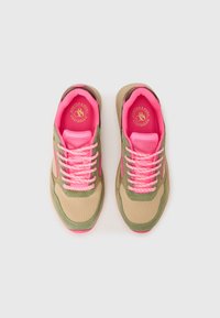 Baskets beiges et vertes, en maille et en suède, avec des accents roses, lacets ronds, avec des détails de logo sur la languette et la semelle intérieure.