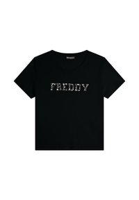 Camiseta negra de manga corta, con un logotipo plateado brillante "FREDDY" en el pecho. Cuello redondo, textura de tela suave.