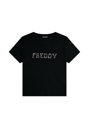 Maglietta nera a maniche corte, con un logo argentato lucido "FREDDY" sul petto. Collo rotondo, texture del tessuto morbida.