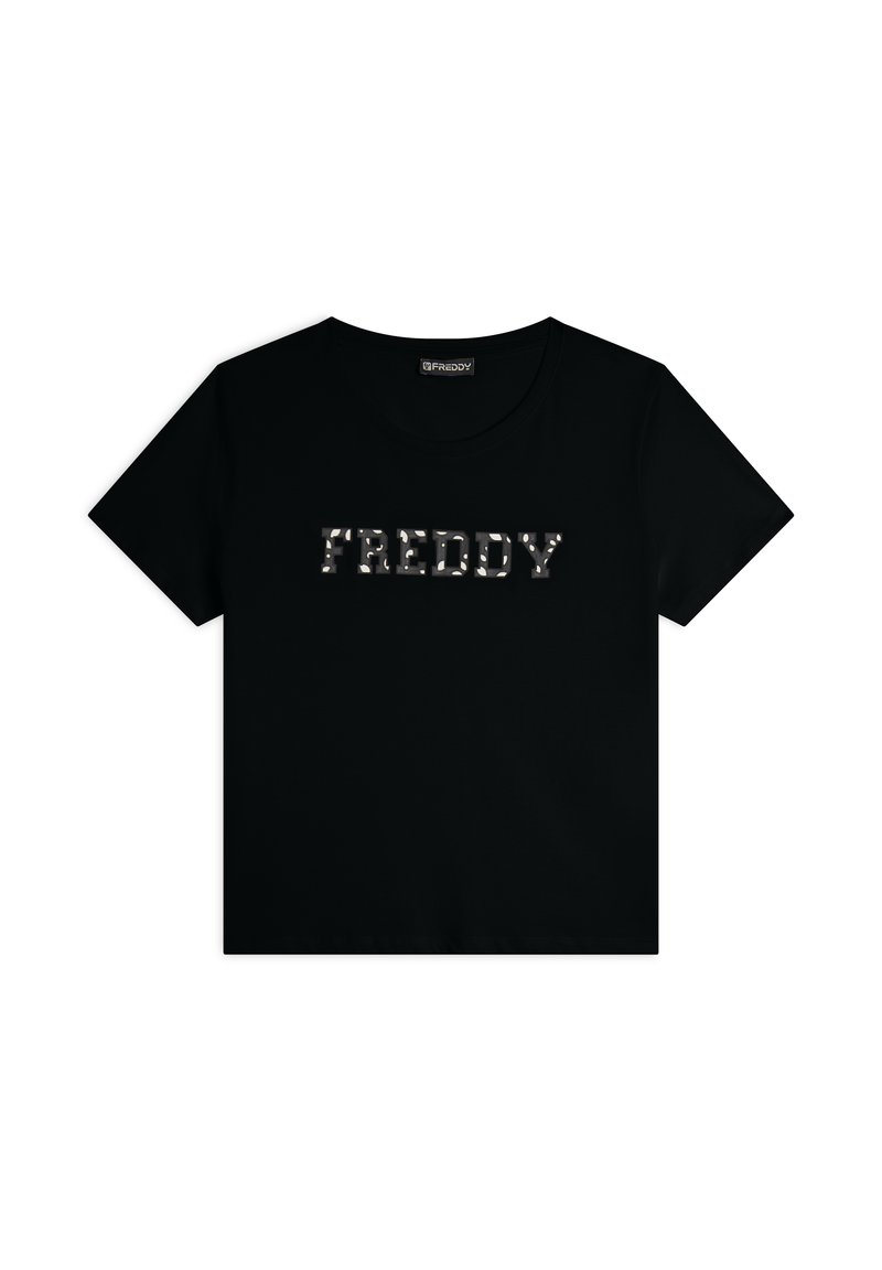 Camiseta negra de manga corta, con un logotipo plateado brillante "FREDDY" en el pecho. Cuello redondo, textura de tela suave.