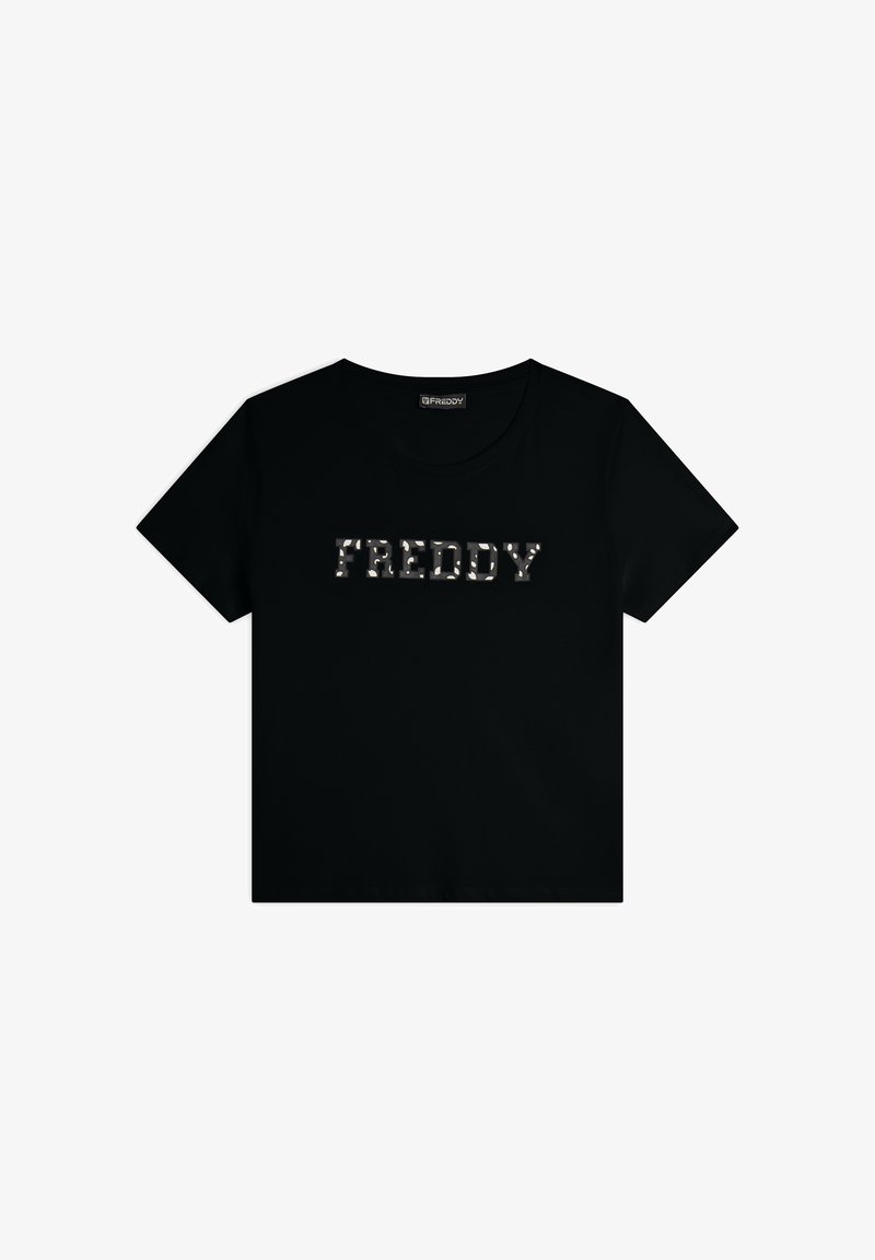 Camiseta negra de manga corta, con un logotipo plateado brillante "FREDDY" en el pecho. Cuello redondo, textura de tela suave.