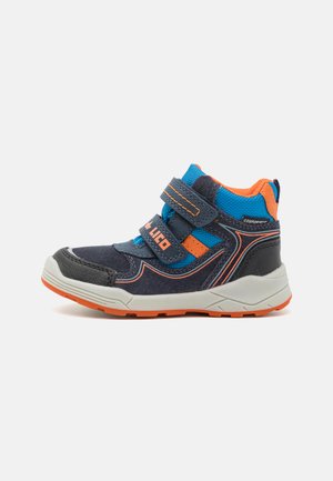 Zapatillas altas para niños en azul marino y azul con acentos naranjas, correas de Velcro, suela de goma y tela texturizada.
