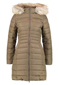 Abrigo tipo puffer verde oliva con capucha forrada de pelo, diseño acolchado vertical, cierre frontal con cremallera y dos bolsillos laterales.