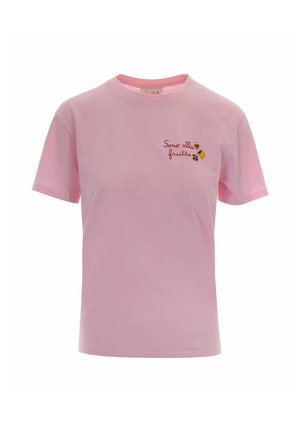 T-shirt rosa chiaro a maniche corte con testo italiano ricamato in rosso "Sono alla frutta" e piccoli disegni di frutta sul petto.