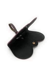 Intérieur d'un portefeuille en cuir noir avec une finition texturée, présentant un design en festons, du matériel doré et un accent violet le long des bords.