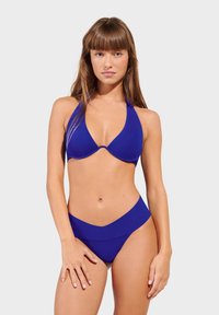 Blå bikiniuppsättning med halterneck-top med triangulära kupor och matchande högmidjade underdelar, tillverkad av ett mjukt och elastiskt tyg.