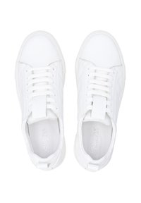 White sneakers made of smooth leather, featuring a quilted design, flat laces, and a centered loop tab on the tongue.