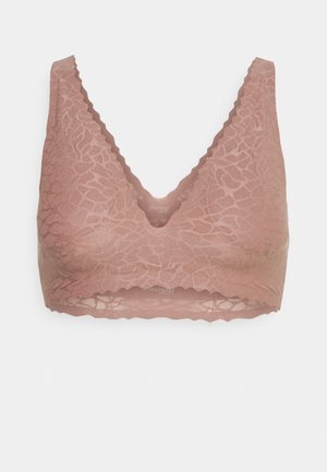 Koronkowy biustonosz w jasnoróżowym kolorze z dekoltem w kształcie litery V, falbaniastymi krawędziami oraz gładką taśmą pod biustem, z kwiatowym wzorem z koronki na całej powierzchni.