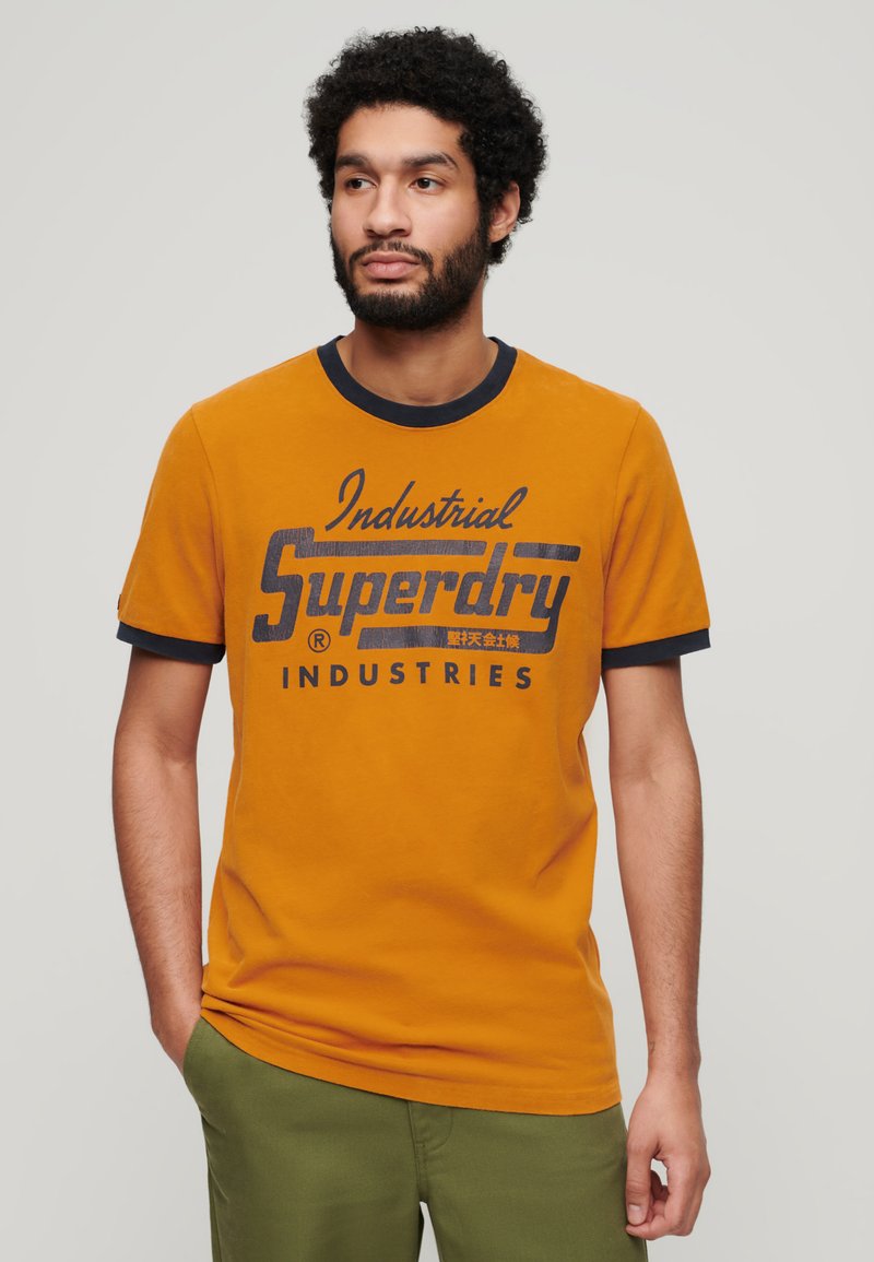 Superdry & Co RINGER WORKWEAR GRAPHIC - Camiseta estampada - heritage ochre brown eclipse navy