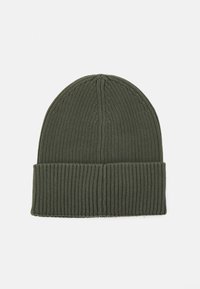 Gorro de punto verde con textura acanalada y puño doblado. Acabado suave con una parte superior redondeada, adecuado para un uso casual.
