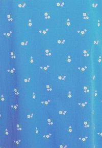 Tecido azul com pequenas flores brancas e corações cor-de-rosa, espaçados uniformemente. Textura suave com um acabamento mate. Adequado para vestuário ou decoração.