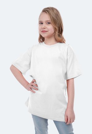 T-shirt blanc à manches courtes en mélange de coton, avec une coupe décontractée et un col rond, associé à un jean bleu clair.