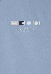 Camiseta de algodón azul claro con un gráfico de formas geométricas en negro, blanco, rosa y azul. El texto dice "HACKETT LONDON."