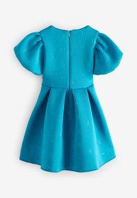 Türkises Kleid mit schulterlangen Puffärmeln, strukturiertem Stoff mit erhabenen Buchstaben und Schleifenmustern sowie einem Reißverschluss auf der Rückseite.