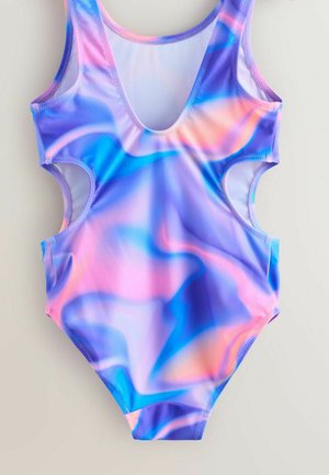 Vienos dalies maudymosi kostiumėlis su šoninėmis išpjovomis, su sūkurinėmis mėlynos, violetinės, rožinės ir oranžinės spalvų „tie-dye“ raštais ant baltos spalvos fono.
