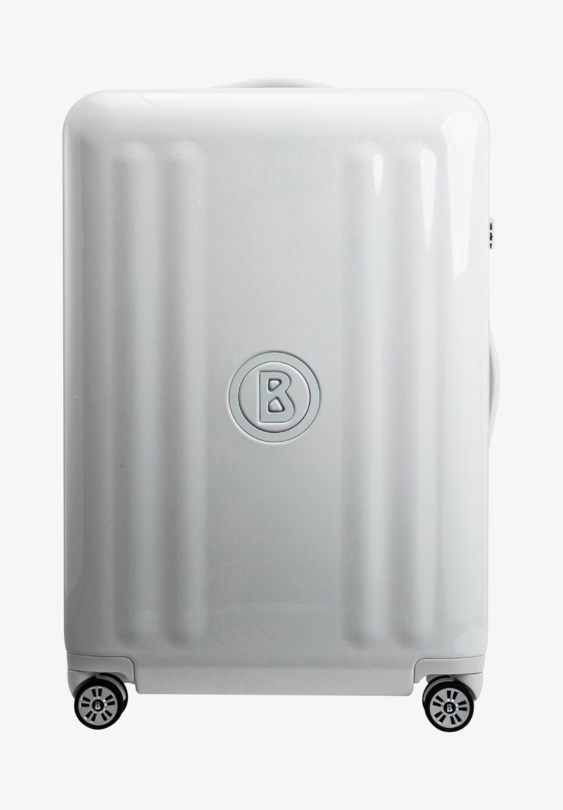 Biely tvrdý kufor s vertikálnymi pruhmi, výrazné okrúhle logo "B" na prednej strane a dve čierne kolieska na mobilitu.
