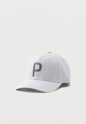 Biała czapka baseballowa z zakrzywionym daszkiem i dużą szarą, wyszywaną literą „P” na przednim środkowym panelu.