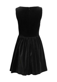 Černé sametové šaty s dobře padnoucím korzetem a rozšířenou sukní. Mají hladký povrch a skrytý zip na zadní straně.