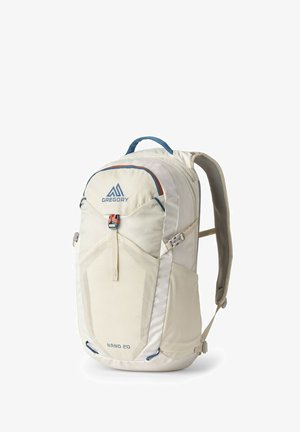 Weißer Rucksack aus Stoff mit einer strukturierten Vorderseite, blauen Akzenten und einem verstellbaren Brustgurt. Mit dem Logo "GREGORY" und dem Schriftzug "NANO 20".