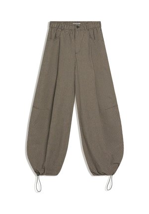 Bruin-zwart geruite wijde broek met elastische tailleband, voorzakken, knoopsluiting en verstelbare trekkoorden bij de enkels.