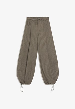 Bruin-zwart geruite wijde broek met elastische tailleband, voorzakken, knoopsluiting en verstelbare trekkoorden bij de enkels.