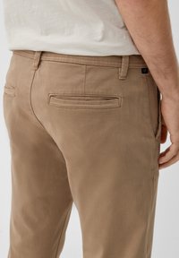 QS SLIM BASIC - Chino - sandstein