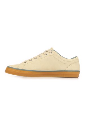 Sneaker casual basso in pelle beige con sei occhielli, suola in gomma coloratura e rifinitura grigia lungo la suola e il colletto.