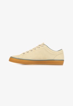 Sneaker casual basso in pelle beige con sei occhielli, suola in gomma coloratura e rifinitura grigia lungo la suola e il colletto.
